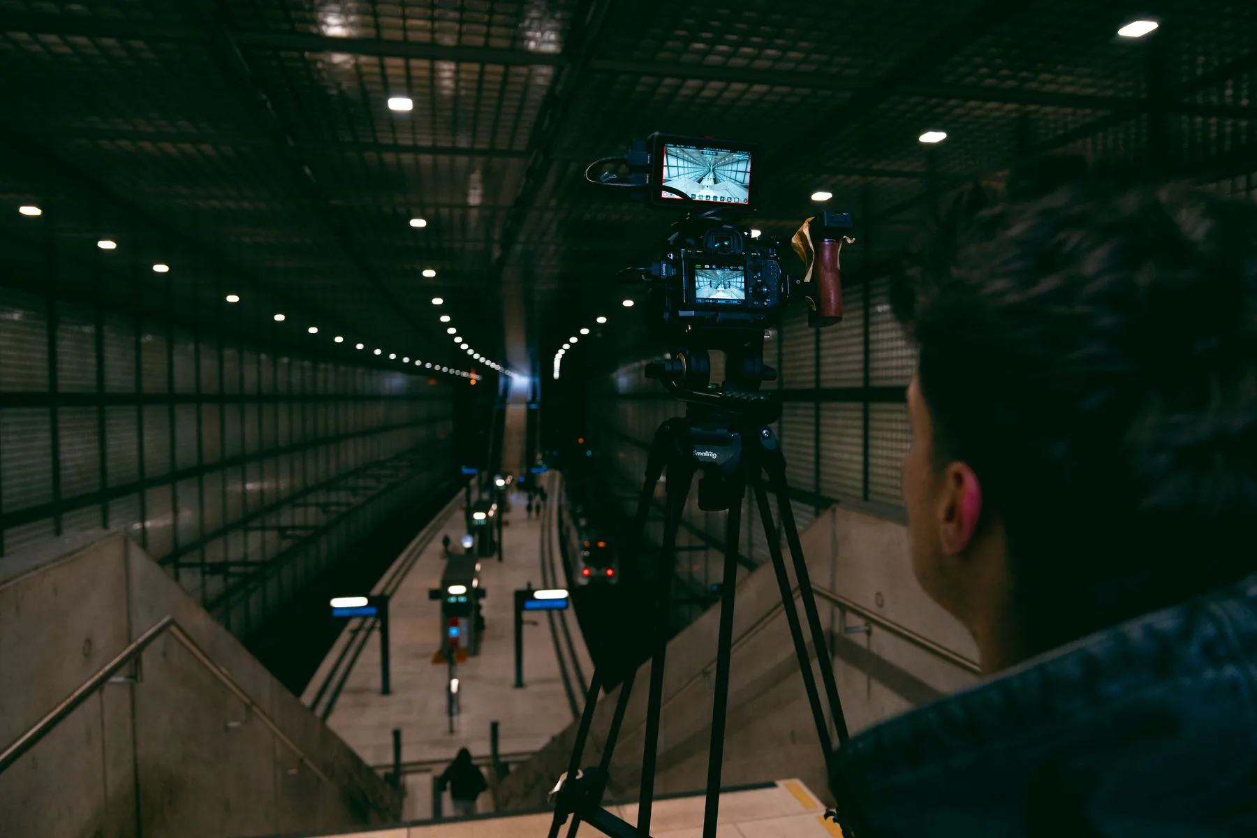 Kamera mit Monitor auf Stativ bei einem Dreh im Bahntunnel